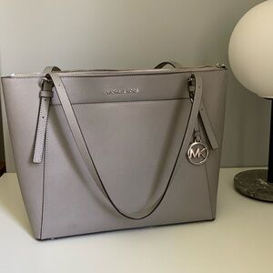 Michael Kors jet set bag